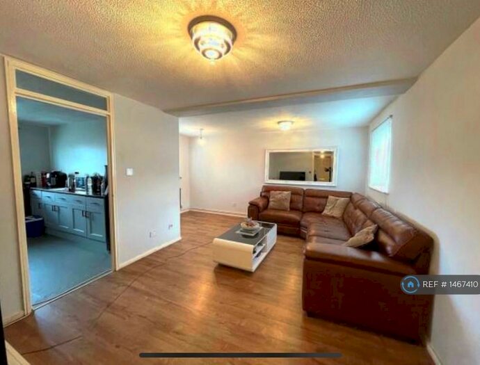 2 Bedroom Flat To Rent In Howard Close, Daventry, NN11