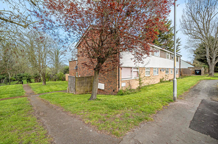 2 Bedroom Apartment For Sale In Paddock Close, South Darenth, Dartford, Kent, DA4