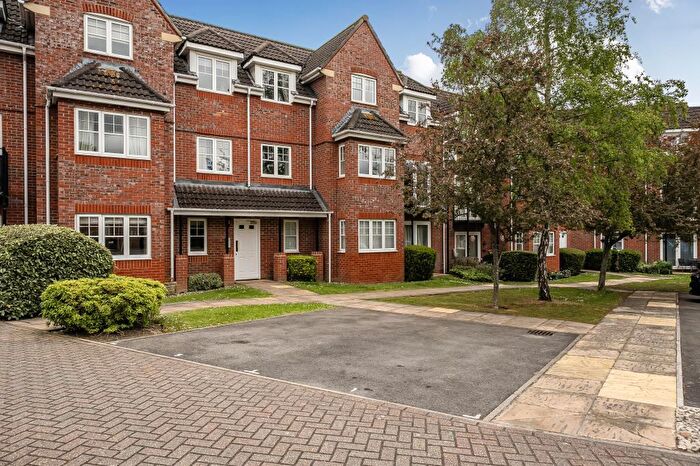 2 Bedroom Flat For Sale In Fennel Court, Thatcham, RG18