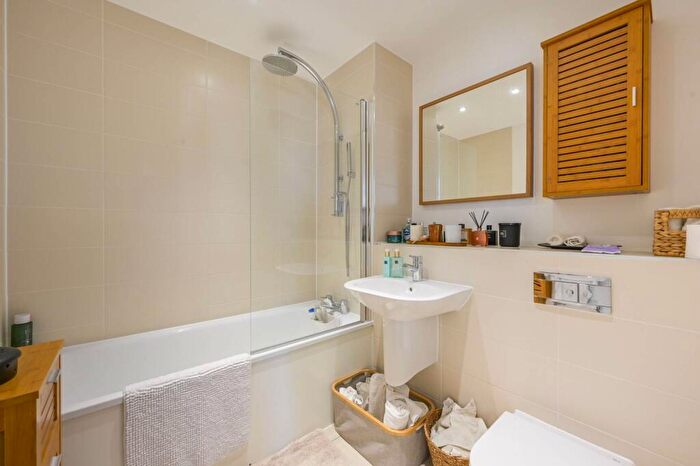2 Bedroom Flat To Rent In Ben Jonson Road, Tower Hamlets, London, E1