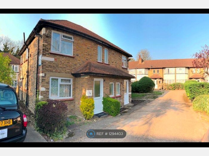 2 Bedroom Flat To Rent In Heath Park Court, Romford RM2