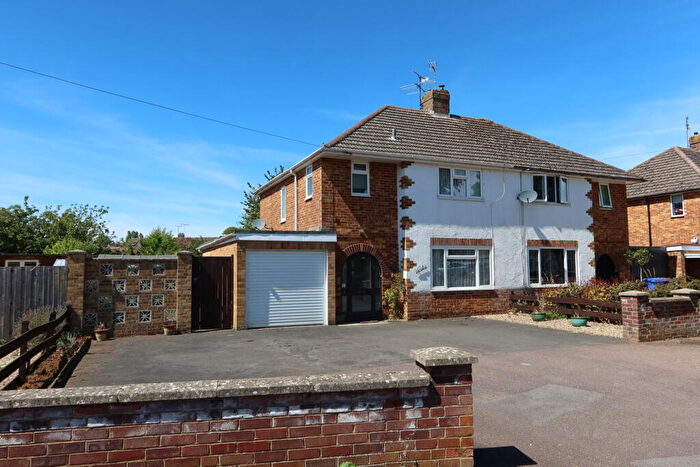 3 Bedroom Semi-Detached House For Sale In Lenton Road, Banbury, OX16