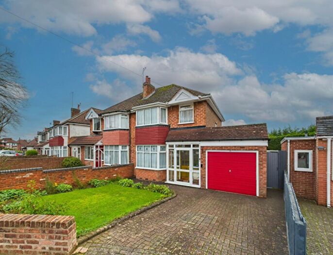 3 Bedroom Semi Detached House For Sale In Kemshead Avenue, Birmingham, B31
