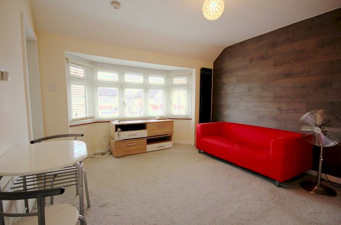 1 Bedroom Flat To Rent In Browning Way, Heston, TW5