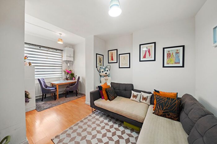 2 Bedroom Flat To Rent In Goldhawk Road, London, W12