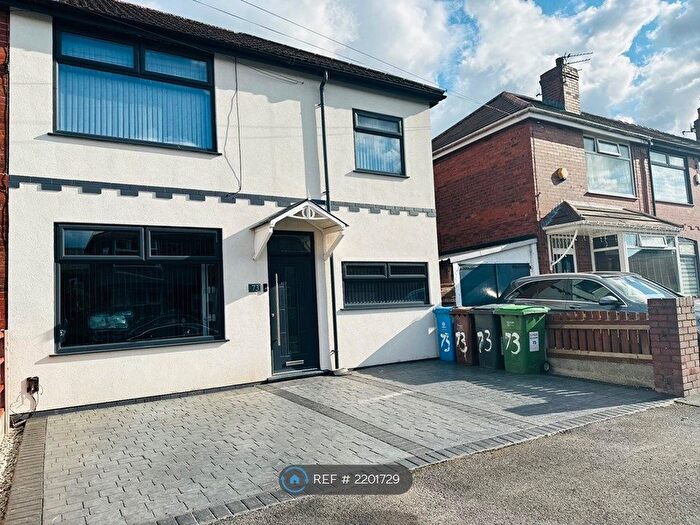 4 Bedroom Semi-Detached House To Rent In Chestnut Street, Chadderton, Oldham, OL9