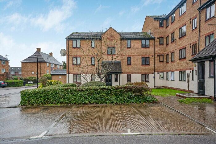 2 Bedroom Flat For Sale In Linwood Crescent, Enfield, Greater London, EN1