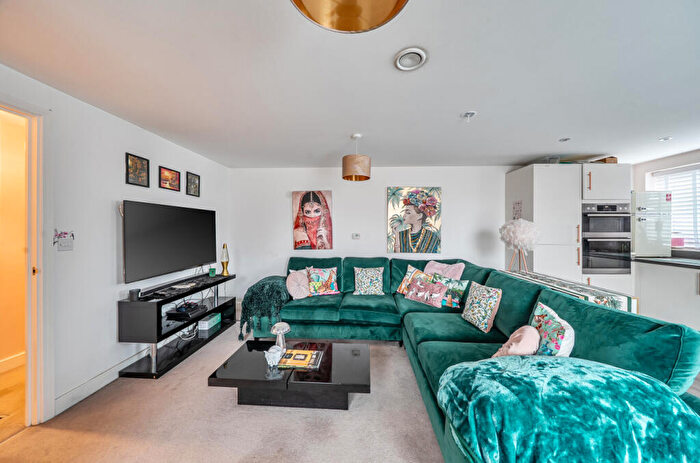 2 Bedroom Apartment For Sale In Bridge Road East, Welwyn Garden City, Hertfordshire, AL7