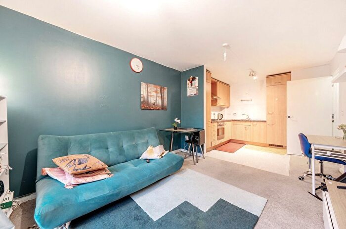 1 Bedroom Flat For Sale In Park View Road, Leatherhead, Surrey, KT22