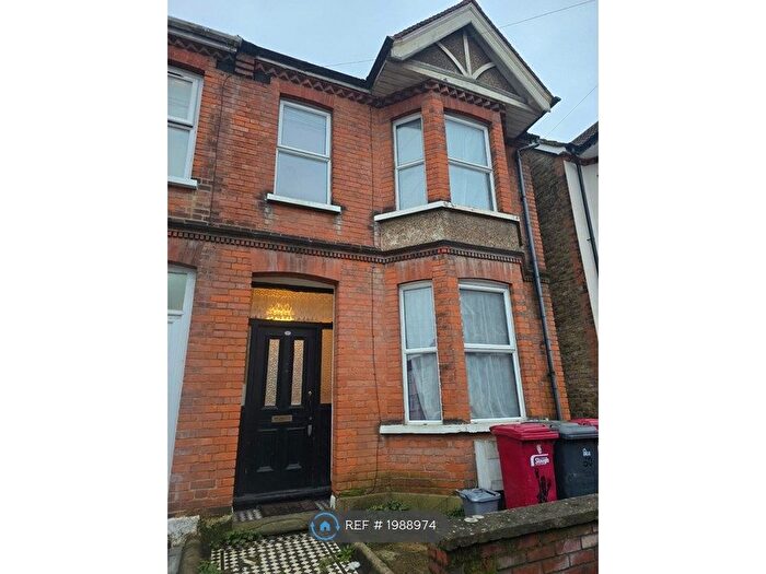 3 Bedroom Semi-Detached House To Rent In Wellesley Road, Slough, SL1