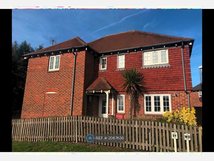 1 Bedroom Flat To Rent In Willow Close, Harrietsham, Maidstone, ME17