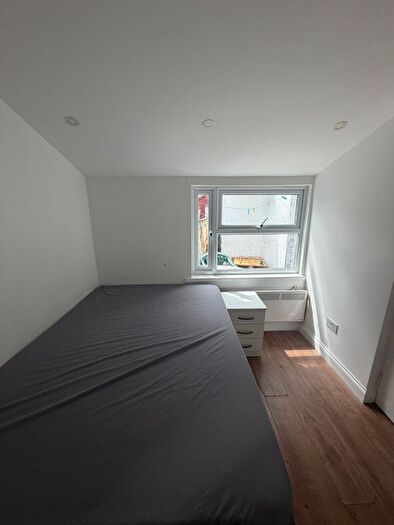 1 Bedroom Flat To Rent In Bowes Road, Southgate, N13