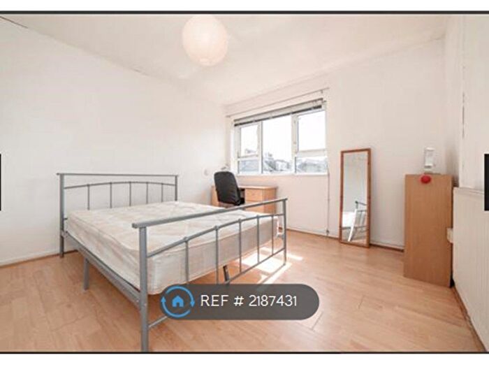 3 Bedroom Flat To Rent In Penrose House, London, SE17