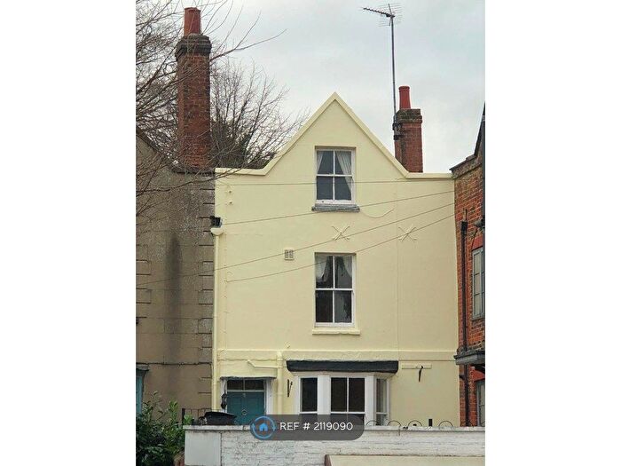 3 Bedroom Terraced House To Rent In Castle Street, Buckingham, MK18