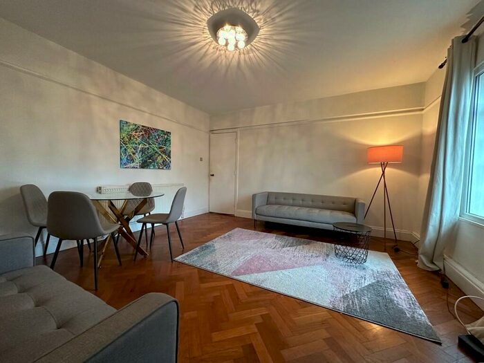 3 Bedroom Flat To Rent In Broadway House, The Broadway, Crouch End, N8