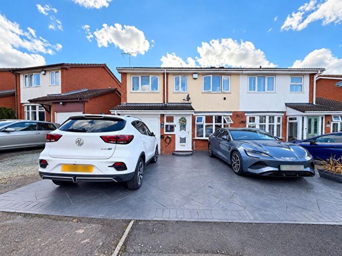 4 Bedroom Semi Detached House For Sale In Whittleford Grove, Birmingham, B36
