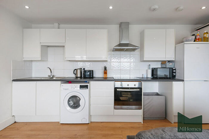 2 Bedroom Apartment To Rent In Lea Bridge Road, London, E10