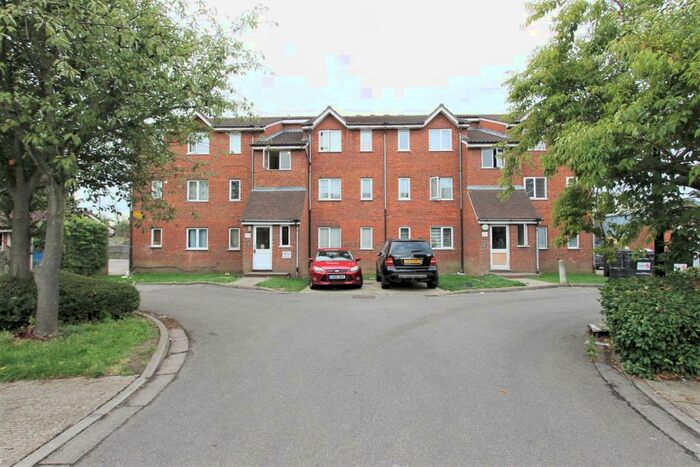 Flat To Rent In Dunnock Close, London, N9