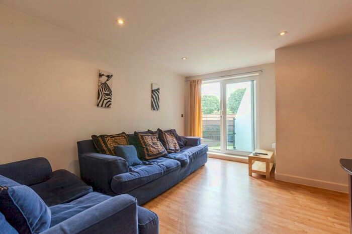 2 Bedroom Flat To Rent In Hereford Road, Bow, London, E3
