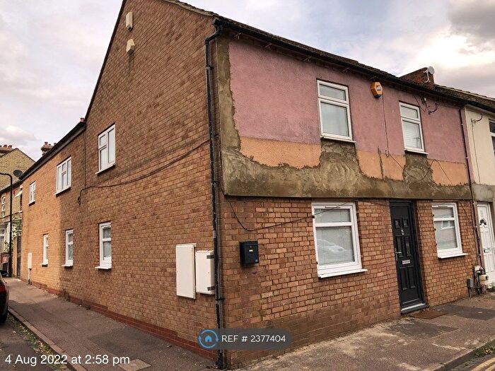5 Bedroom End Of Terrace House To Rent In Queen Street, Bedfordshire, MK40