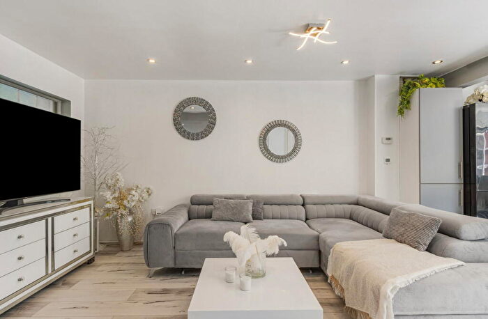 4 Bedroom Town House For Sale In Ruskin Grove, ME15