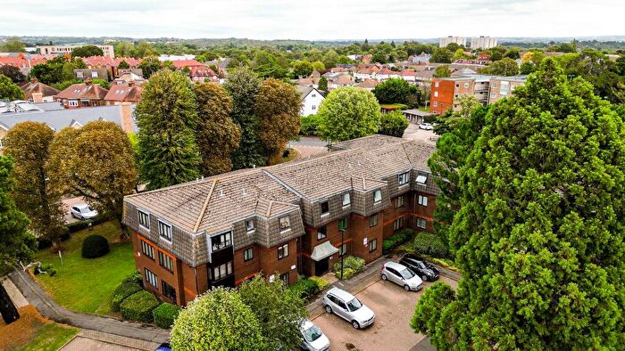 2 Bedroom Apartment For Sale In Woodridge Close, Enfield, EN2