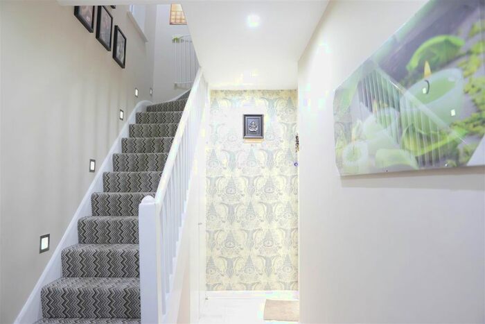 3 Bedroom Semi-Detached House To Rent In Vicarage Farm Road, Hounslow, Middlesex, TW5