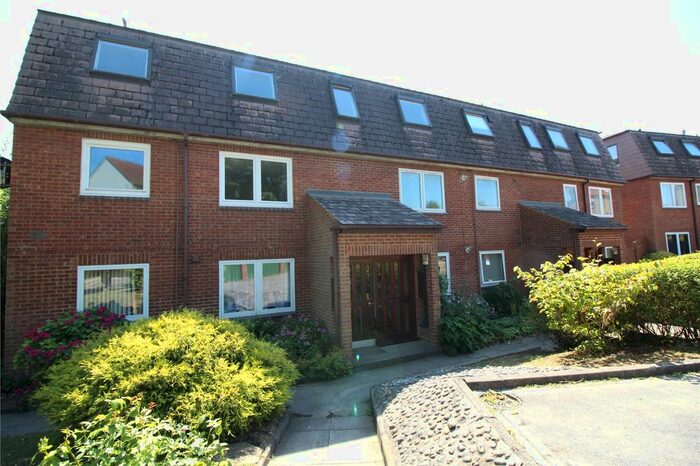 2 Bedroom Flat To Rent In Brookside, East Barnet, Hertfordshire, EN4