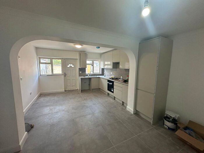 4 Bedroom Terraced House To Rent In Montagu Gardens, Edmonton, N18