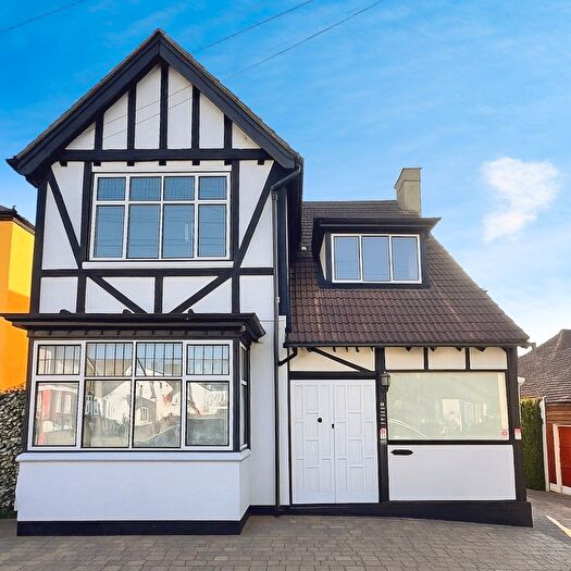 4 Bedroom Detached House To Rent In Southsea Avenue, Leigh-On-Sea, SS9