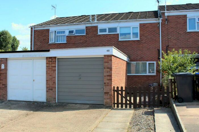 3 Bedroom Property To Rent In Waveney Close, The Grange, Daventry, NN11