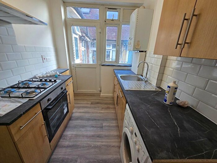 2 Bedroom Flat To Rent In Watford Way, London, NW4