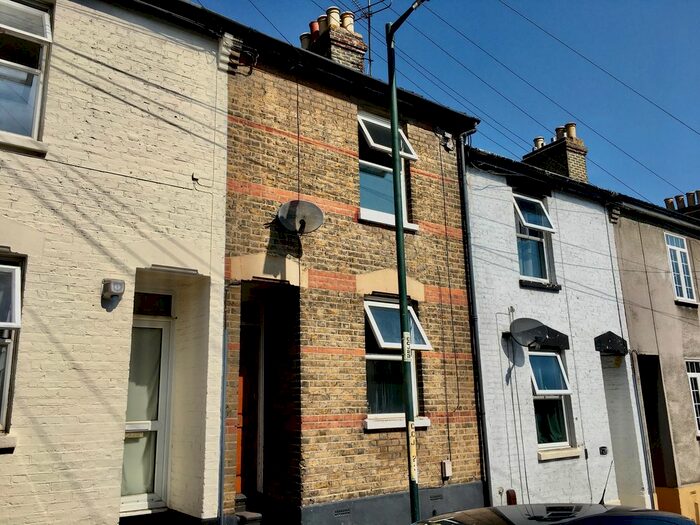 3 Bedroom Terraced House To Rent In Castle Road, Chatham, ME4