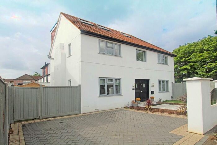 4 Bedroom Detached House To Rent In Beverley Gardens, Worcester Park, KT4