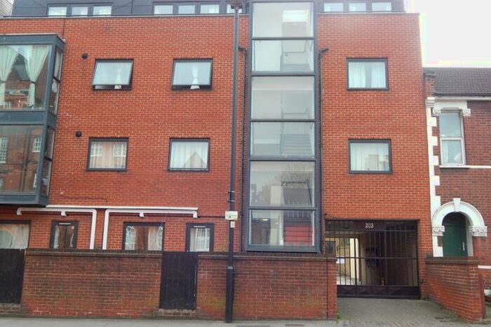 3 Bedroom Semi-Detached House To Rent In Hornsey Road, Holloway, Islington, North London, N7