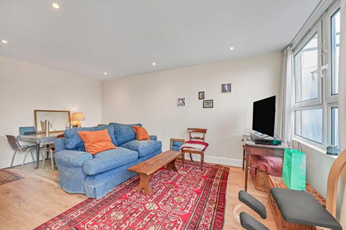 2 Bedroom Flat To Rent In Rosenau Road, Battersea, London, SW11