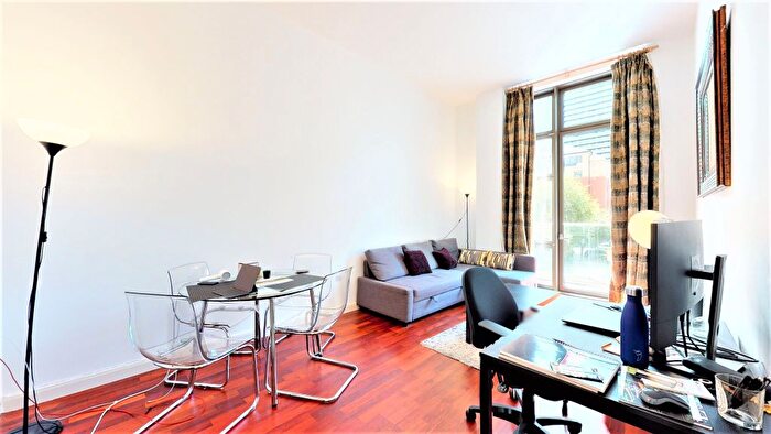 2 Bedroom Flat To Rent In Flat, Discovery Dock West, South Quay Square, London, E14