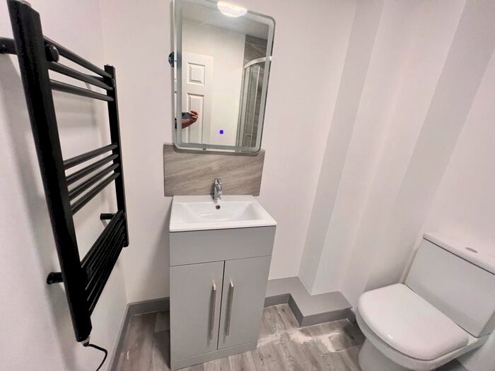 1 Bedroom Flat To Rent In Yeadon House, Green Lane, Leeds, LS19