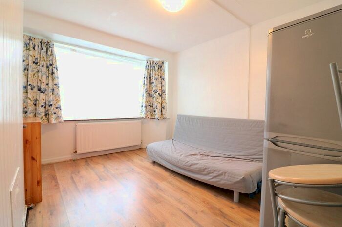 2 Bedroom Maisonette To Rent In Methuen Close, Edgware HA8