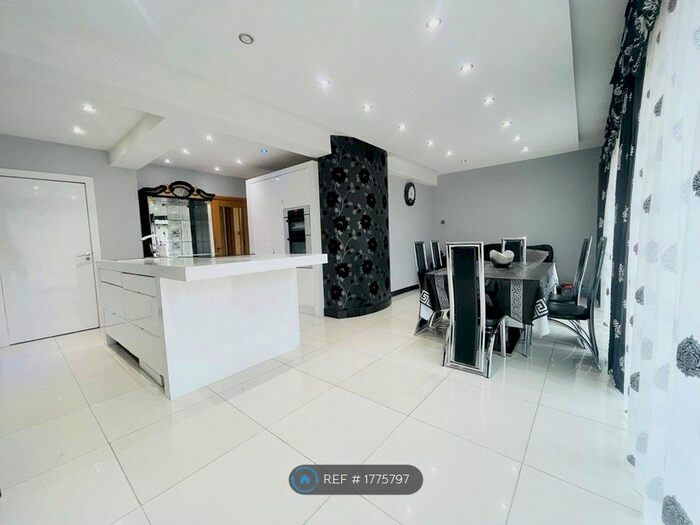 4 Bedroom Semi-Detached House To Rent In St. Pauls Road, Luton, LU1