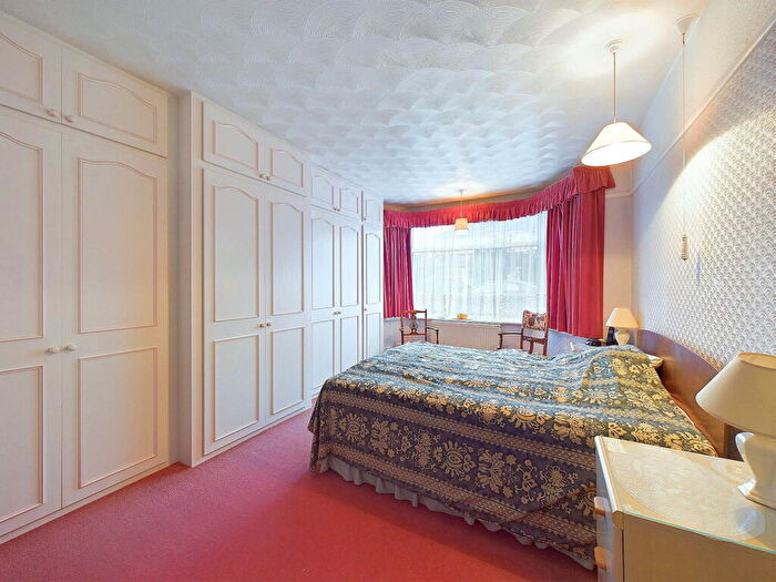 2 Bedroom Flat For Sale In Chesham Close, Goring By Sea, Worthing, BN12