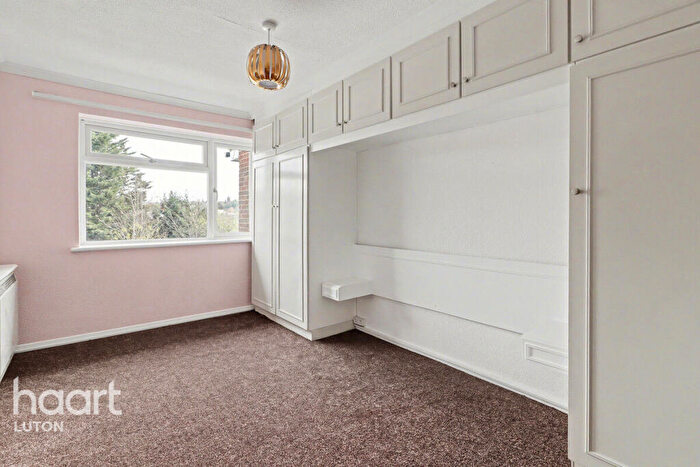 2 Bedroom Flat For Sale In The Shires, Luton, LU2