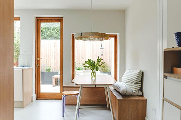 3 Bedroom Flat For Sale In Elderfield Road, Clapton, E5
