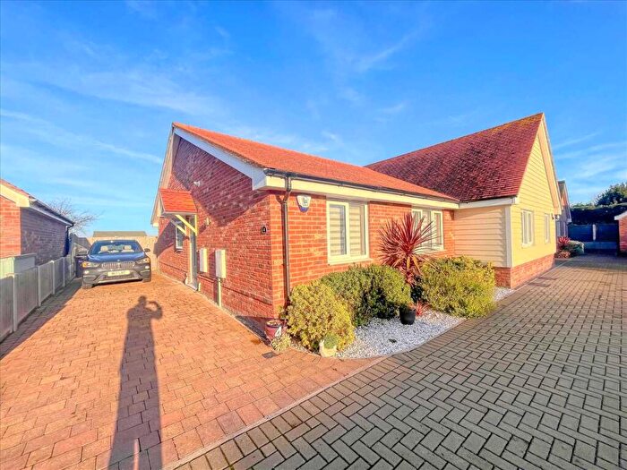 2 Bedroom Bungalow For Sale In Farm Close, Kirby Cross, CO13