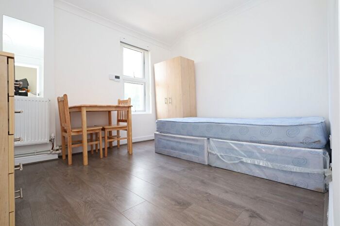 Studio To Rent In Palmerston Road, London, N22