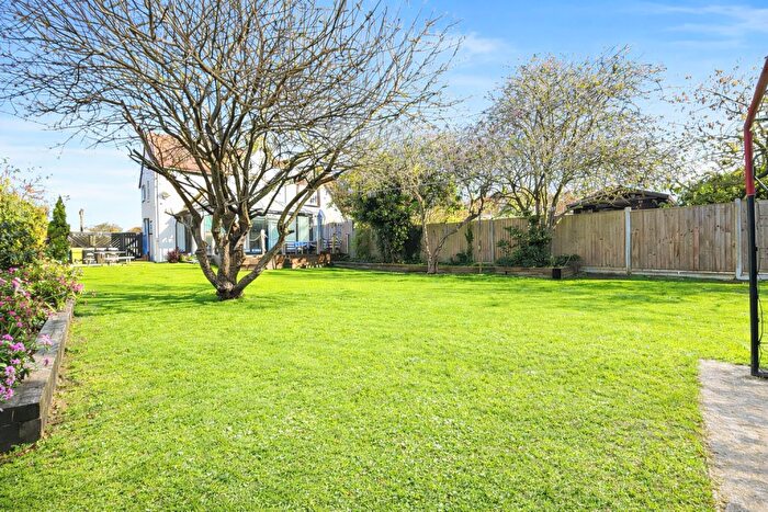 3 Bedroom Semi-Detached House For Sale In Buckingham Road, Bletchley, Milton Keynes, MK3