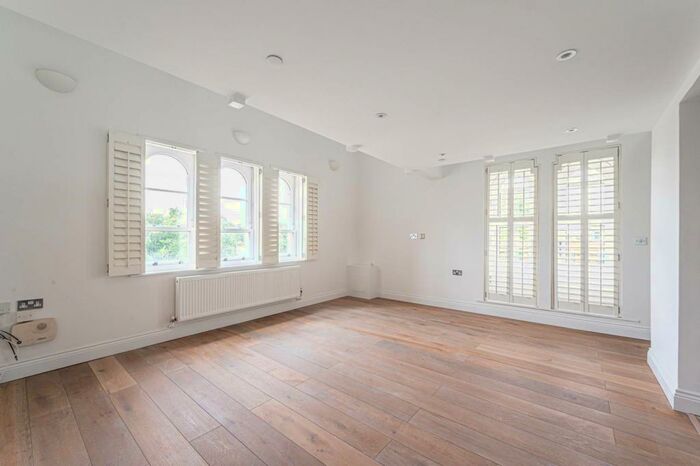3 Bedroom Flat To Rent In Princess Park Manor, Friern Barnet, London, N11