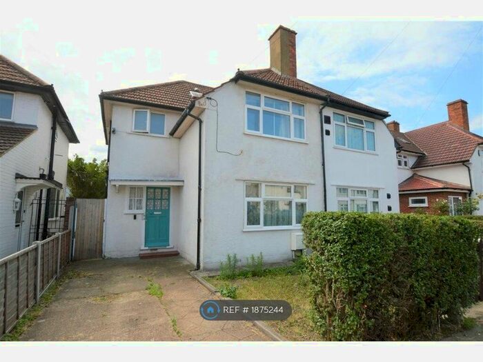 3 Bedroom Semi-Detached House To Rent In Wellington Avenue, Hounslow, TW3