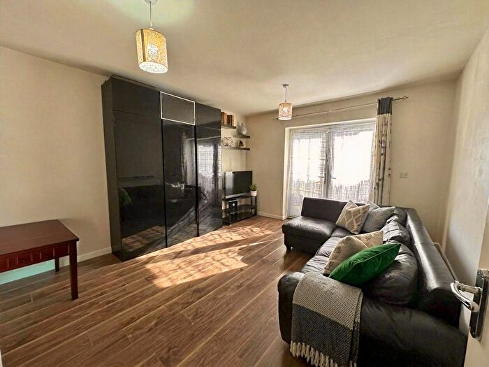 1 Bedroom Flat To Rent In Featherstone Road, Southall, UB2