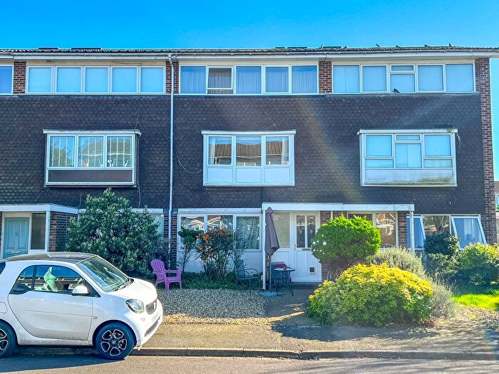 2 Bedroom Maisonette For Sale In Carlyle Close, West Molesey, KT8